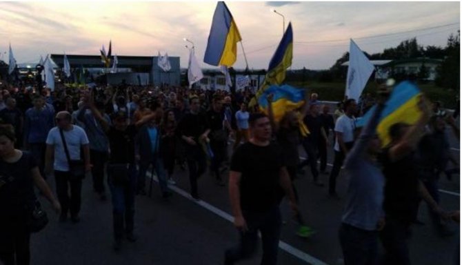 Страна-дурдом: Украинские пограничники просят всех прорвавшихся через границу вернуться и сообщить паспортные данные Страна-дурдом: Украинские пограничники просят всех прорвавшихся через границу вернуться и сообщить паспортные данные
