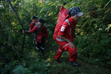 Tough terrain: Volunteers from the Indonesian Red Cross enter the climbing track in Cipelang, Cijeruk in the area of the Halimun Salak National Park in West Java to locate the exact crash location of the Sukhoi Superjet 100 on Friday. More than 200 joint personnel from the Indonesian military and police as well as the National Search and Rescue Agency (Basarnas) continued the evacuation process of the victims. (JP/Jerry Adiguna) Tough terrain: Volunteers from the Indonesian Red Cross enter the climbing track in Cipelang, Cijeruk in the area of the Halimun Salak National Park in West Java to locate the exact crash location of the Sukhoi Superjet 100 on Friday. More than 200 joint personnel from the Indonesian military and police as well as the National Search and Rescue Agency (Basarnas) continued the evacuation process of the victims. (JP/Jerry Adiguna)