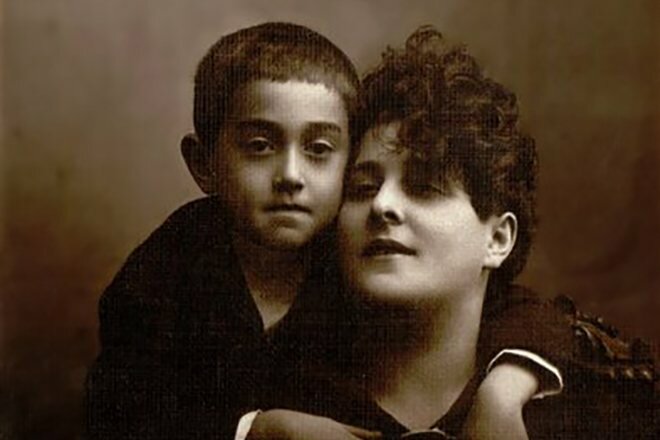 Маленький Витя Драгунский с мамой Ритой.