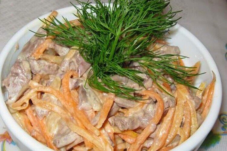 Салат с корейской морковью, яйцами и свиным сердцем