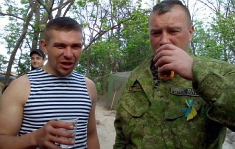 Офицеру ВСУ пришлось отстреливаться от пьяных АТОшников на Донбассе Офицеру ВСУ пришлось отстреливаться от пьяных АТОшников на Донбассе