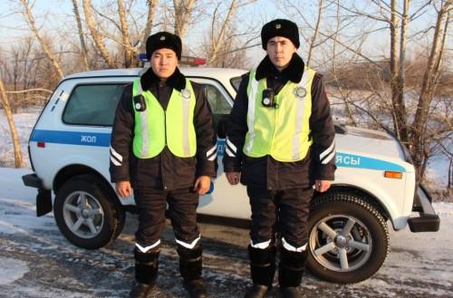 Замерзающего водителя на трассе Усть-Каменогорск-Риддер спасли полицейские