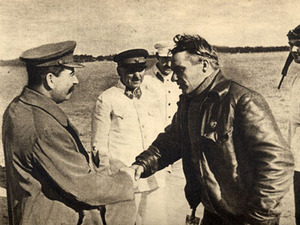 Чкалов (справа) и Сталин