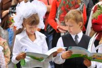 Дети из малообеспеченных семей получают школьную форму, канцелярские принадлежности, портфели, ранцы и другие школьные принадлежности бесплатно.