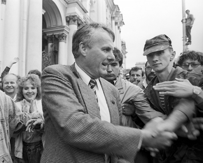 Анатолий Собчак во время митинга на Дворцовой площади. Ленинград. РСФСР. СССР. 1991 год. интересно, люди, фото