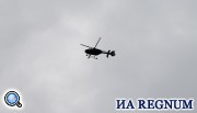В воздухе постоянно барражировал вертолет.