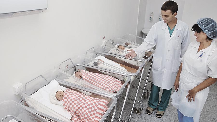 Кому памперс,кому чепчик: Минпромторг определился с основой подарка для новорожденных