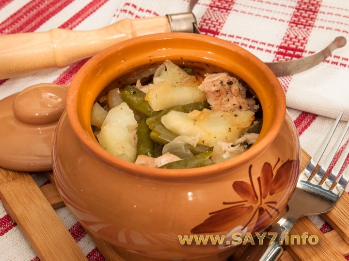 Свинина с картофелем и стручковой фасолью, тушенные в горшочке