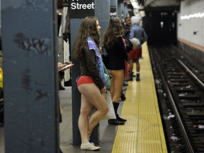 Флешмоб: В метро без штанов без штанов, метро, флешмоб