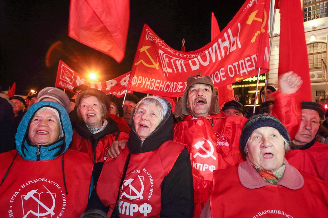 Где сейчас в мире используют как символы серп и молот