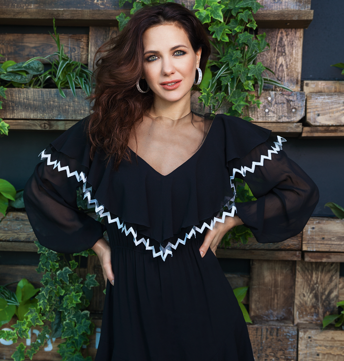 Платье, YANINA COUTURE; украшения, VALTERA Платье, YANINA COUTURE; украшения, VALTERA