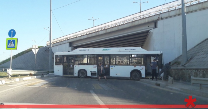 В Севастополе троллейбус врезался в стену и перекрыл выезд из города В Севастополе троллейбус врезался в стену и перекрыл выезд из города