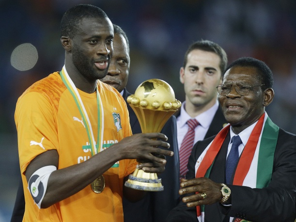 Капитан сборной Кот-д'Ивуара Яя Туре получает трофей из рук президента Экваториальной Гвинеи Обиянга Нгуэмы Мбасого 