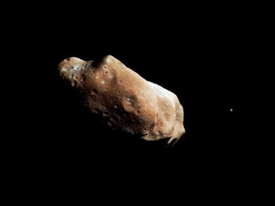 10 странных спутников Солнечной системы 10 странных спутников Солнечной системы