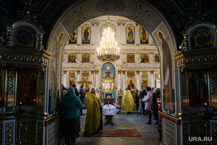 Это всё для потомков! В РПЦ рассказали, почему священники ходят в золоте