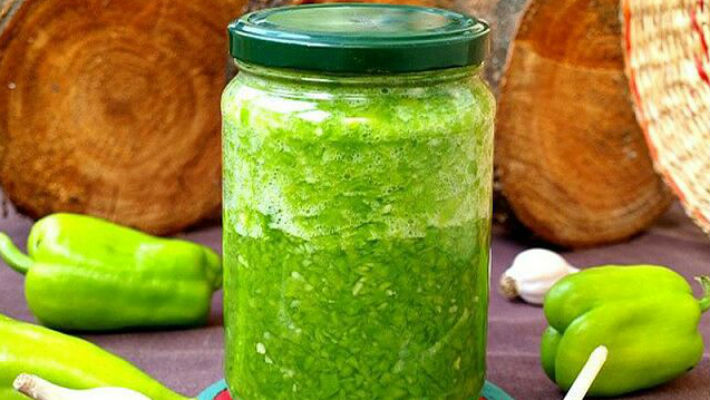 Зеленая аджика это вкусная приправа ко многим блюдам: к мясу, к картошке, она очень полезная для здоровья и долголетия