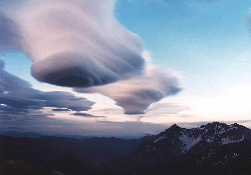 800px-Lenticular_clouds_and_Mount_Hotaka_from_Mount_Otensho_1994-06-25