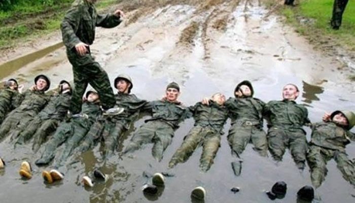 Армейский юмор, который поднимет ваше настроение – 15 фотографий суровых армейских будней