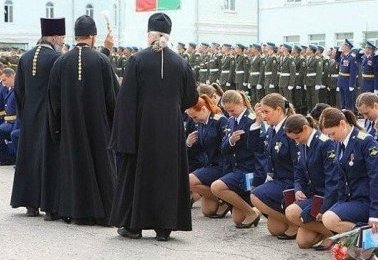 Почему Путин думает, что поп в школе лучше учителя? Почему Путин думает, что поп в школе лучше учителя?