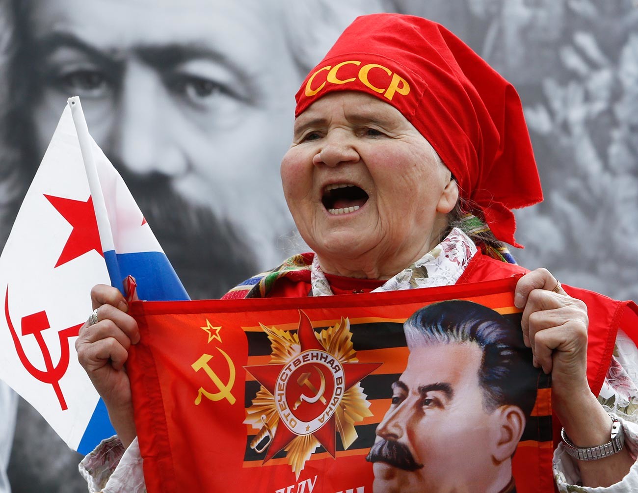 Где сейчас в мире используют как символы серп и молот