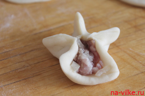 Защипываем пельмень