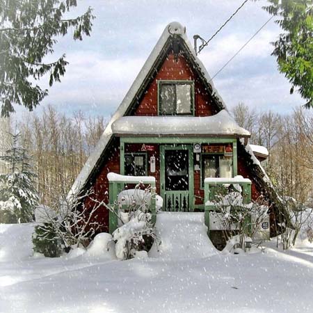 маленький садовый домик в стиле Шалаш