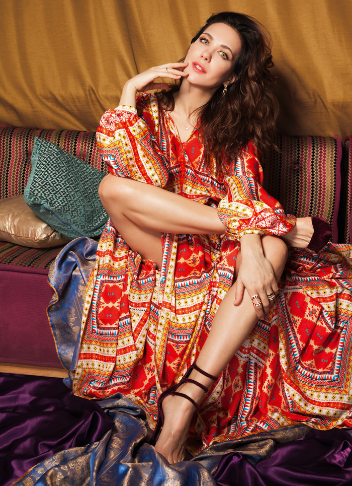 Платье, YANINA COUTURE; туфли, Stuart Weitzman; украшения, VALTERA Платье, YANINA COUTURE; туфли, Stuart Weitzman; украшения, VALTERA