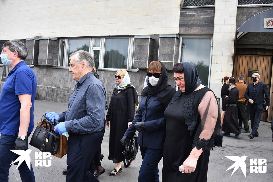 Скандал на похоронах Михаила Кокшенова: друзья артиста выгнали Панина с церемонии прощания
