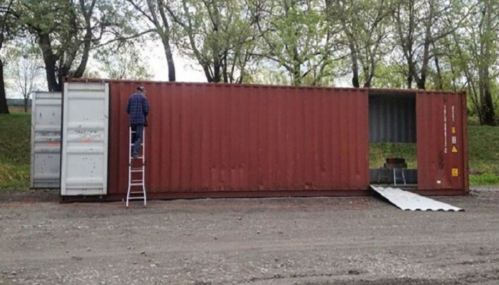Клоди удалось найти мастеров, которые согласились сделать проемы в стенах контейнеров. | Фото: slavikap.livejournal.com. Клоди удалось найти мастеров, которые согласились сделать проемы в стенах контейнеров. | Фото: slavikap.livejournal.com.