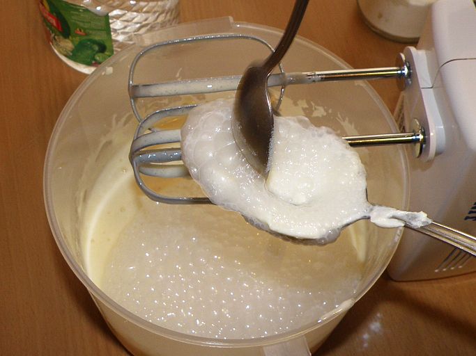 Соду гасим уксусом. пошаговое фото этапа приготовления пирога Шарлотка