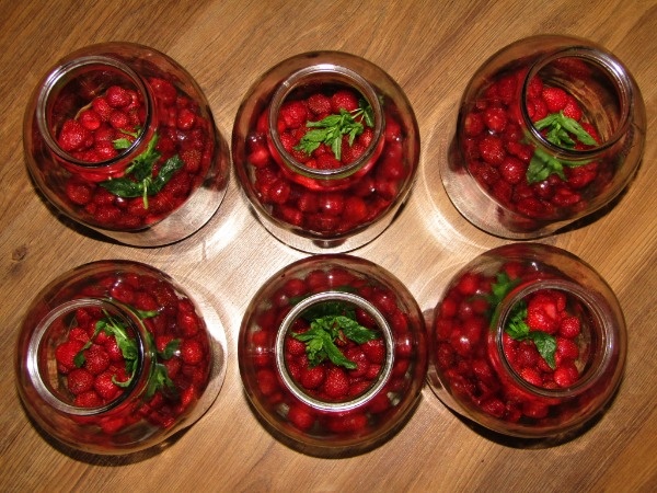 Компот из клубники с мятой