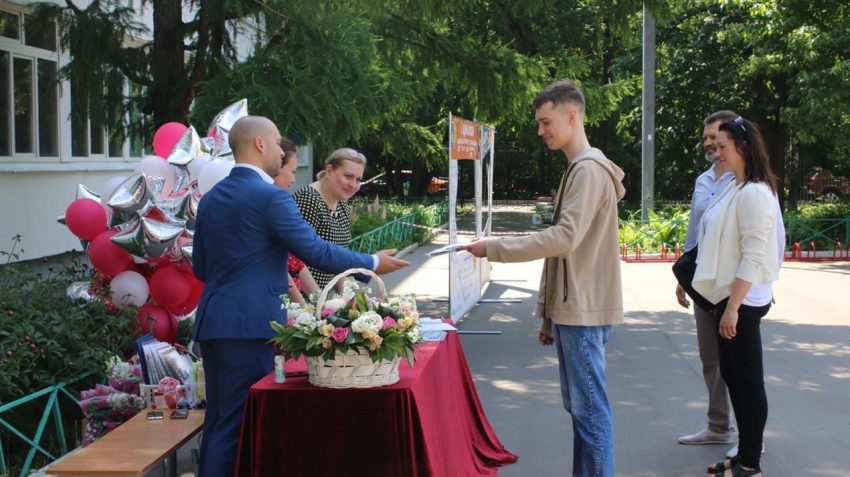 13 выпускников школы № 1250 на Ленинградском шоссе получили золотые медали