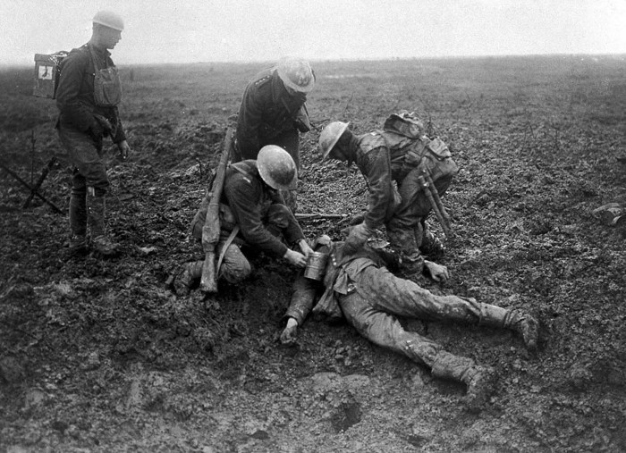 Канадские солдаты досматривают убитого немецкого солдата. Канадские солдаты досматривают убитого немецкого солдата.