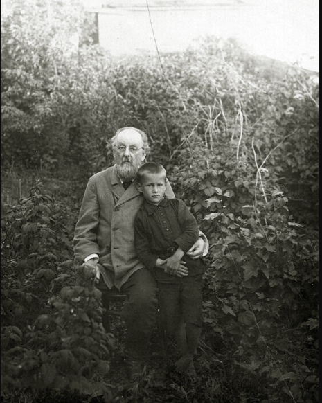 Константин Эдуардович Циолковский с внуком Владимиром, 1928 году.