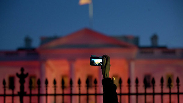 Турист фотографирует Белый дом США в Вашингтоне. Архивное фото