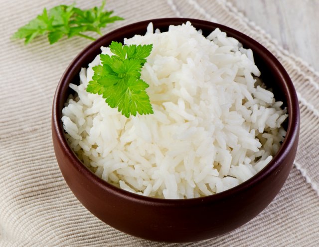 Чтобы добиться рассыпчатости рисовой каши, лучше всего варить ее на пару