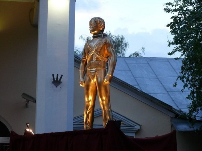 Скульптура Майкла Джексона высотой 1,8 метра была установлена на Новом Арбате, 11 (Москва). | Фото: mos-holidays.ru.