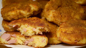 Фото к рецепту: Котлеты из сыра и сосисок. Вкусная закуска за 15 минут! Фото к рецепту: Котлеты из сыра и сосисок. Вкусная закуска за 15 минут!