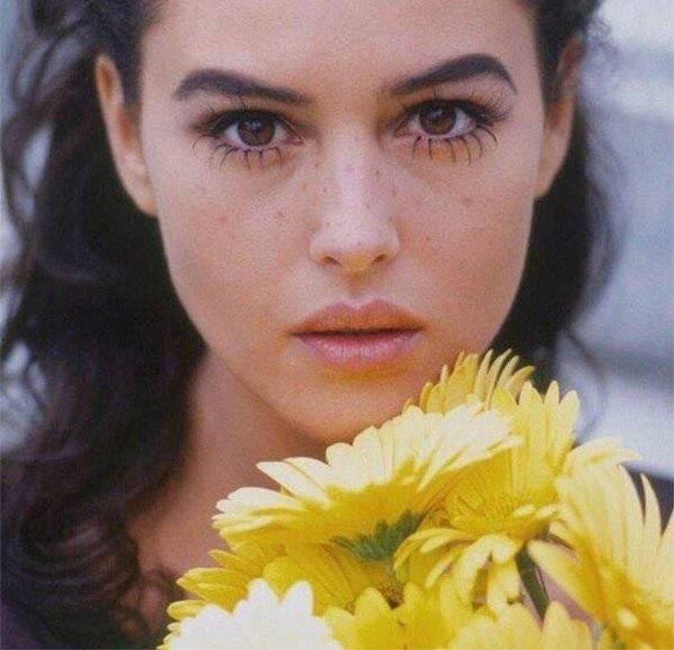 Фотографии Моники Беллучи, начиная с 1977 года, когда ей было всего 13 лет, вплоть до 2018-го года Фотографии Моники Беллучи, начиная с 1977 года, когда ей было всего 13 лет, вплоть до 2018-го года