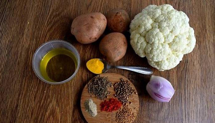 Подготовьте необходимые продукты. Овощи помойте, лук очистите. Подготовьте необходимые продукты. Овощи помойте, лук очистите.