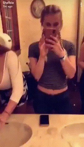 Самое страшное в женской дружбе - это разный размер груди подруг. На лице написано: как девушки переживают приступ зависти