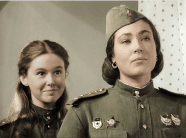 Евгения Симонова и Ольга Матешко в фильме «В бой идут одни «старики» (1973)