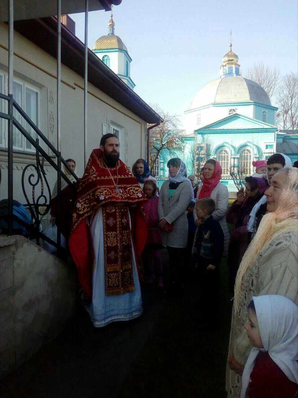 "Выпил водки — и на штурм". Кто стоит за атаками на "храмы москалей" "Выпил водки — и на штурм". Кто стоит за атаками на "храмы москалей"