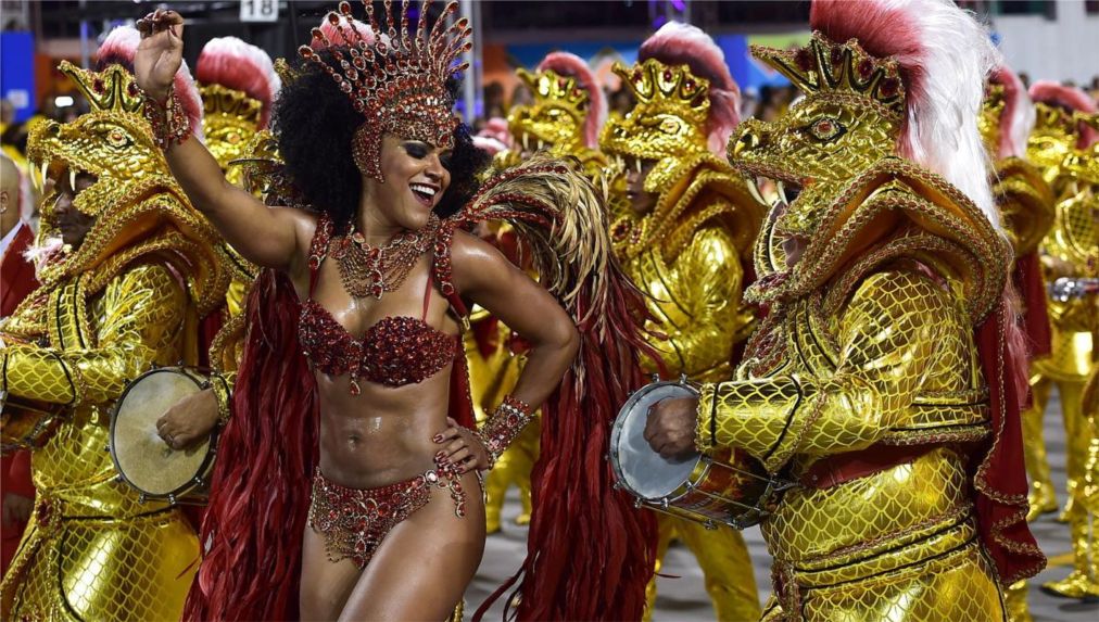 Карнавал в Рио-де-Жанейро http://travelcalendar.ru/wp-content/uploads/2015/08/Karnaval-v-Rio-de-ZHanejro_glav8.jpg