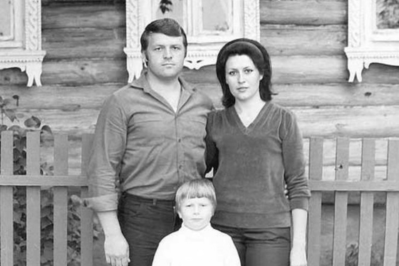Почему мать Николая Баскова выглядит моложе сына Почему мать Николая Баскова выглядит моложе сына