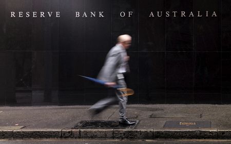 A businessman walks past the headquarters of Australia's Reserve Bank in Sydney, November 3, 2015. REUTERS/Jason Reed A businessman walks past the headquarters of Australia's Reserve Bank in Sydney, November 3, 2015. REUTERS/Jason Reed