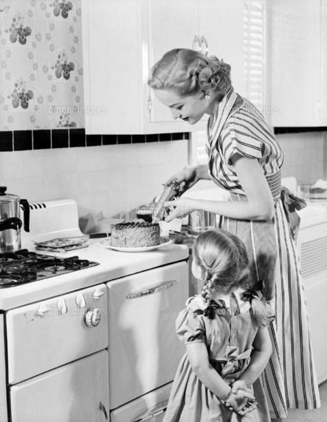 6) Девочки всегда были рядом с мамами. Они наблюдали, как готовить, стирать, убирать, старались помочь 6) Девочки всегда были рядом с мамами. Они наблюдали, как готовить, стирать, убирать, старались помочь воспитание, дети, интересно, родители, фото, чему учат детей сегодня
