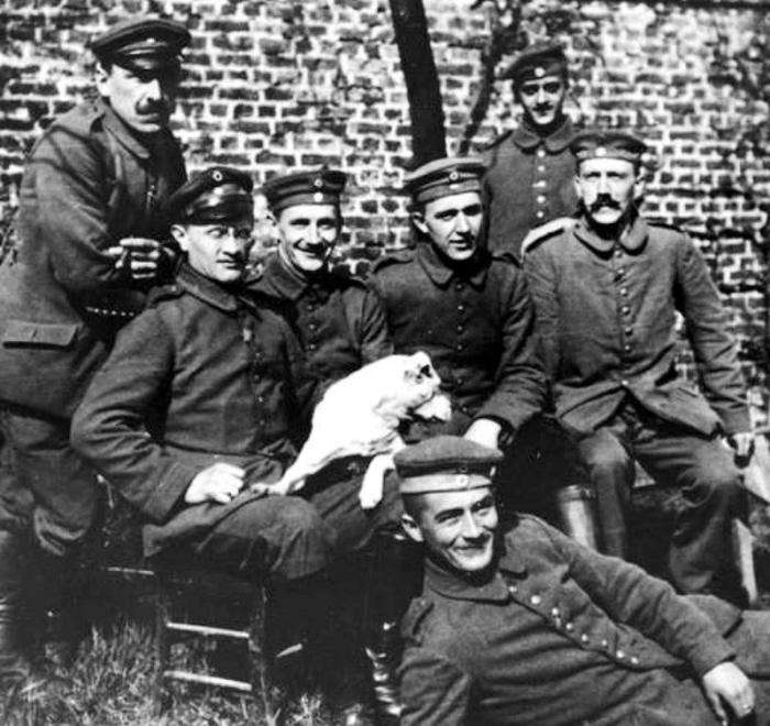 Гитлер — самая загадочная фигура в истории. 10 спорных теорий (9 фото) Гитлер — самая загадочная фигура в истории. 10 спорных теорий (9 фото)
