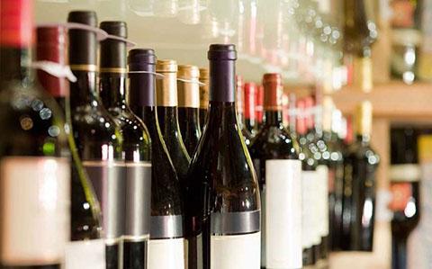 В Боливии женщина может заказать в ресторане только один бокал вина.