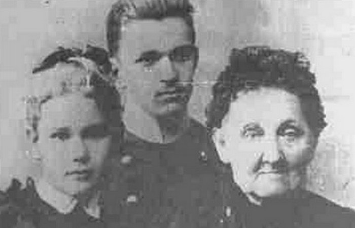 Лиля Дмитриева с матерью и братом./ Фото: chtoby-pomnili.net Лиля Дмитриева с матерью и братом./ Фото: chtoby-pomnili.net